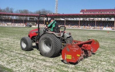 Футбольний газон на тернопільському стадіоні до ладу приводять львів'яни (+ ВІДЕО)