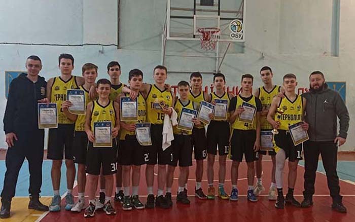 Тернопільські школярі повернулись із баскетбольних баталій з Хмельницького зі срібними нагородами