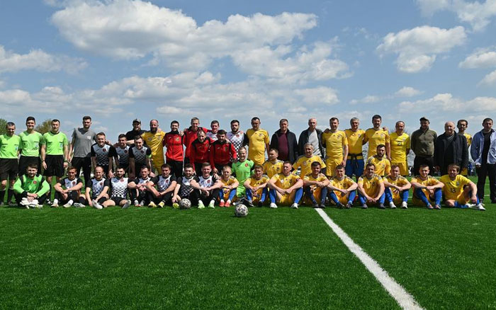 Футбольні вболівальники подивилися класний футбол за участю зірок тернопільського футболу та зібрали кошти для бійців ЗСУ