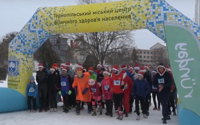 70 бігунів у новорічних костюмах зібрались біля тернопільського ставу
