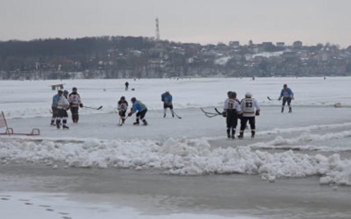 Хокеїсти з усієї України змагалися на тернопільському ставі