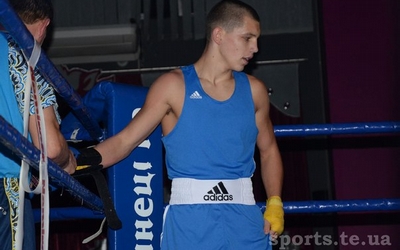 Віктор Петров припинив виступи на чемпіонаті світу з боксу після першого бою