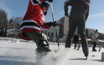 У Тернополі школярі грають у хокей і у 15-градусний мороз